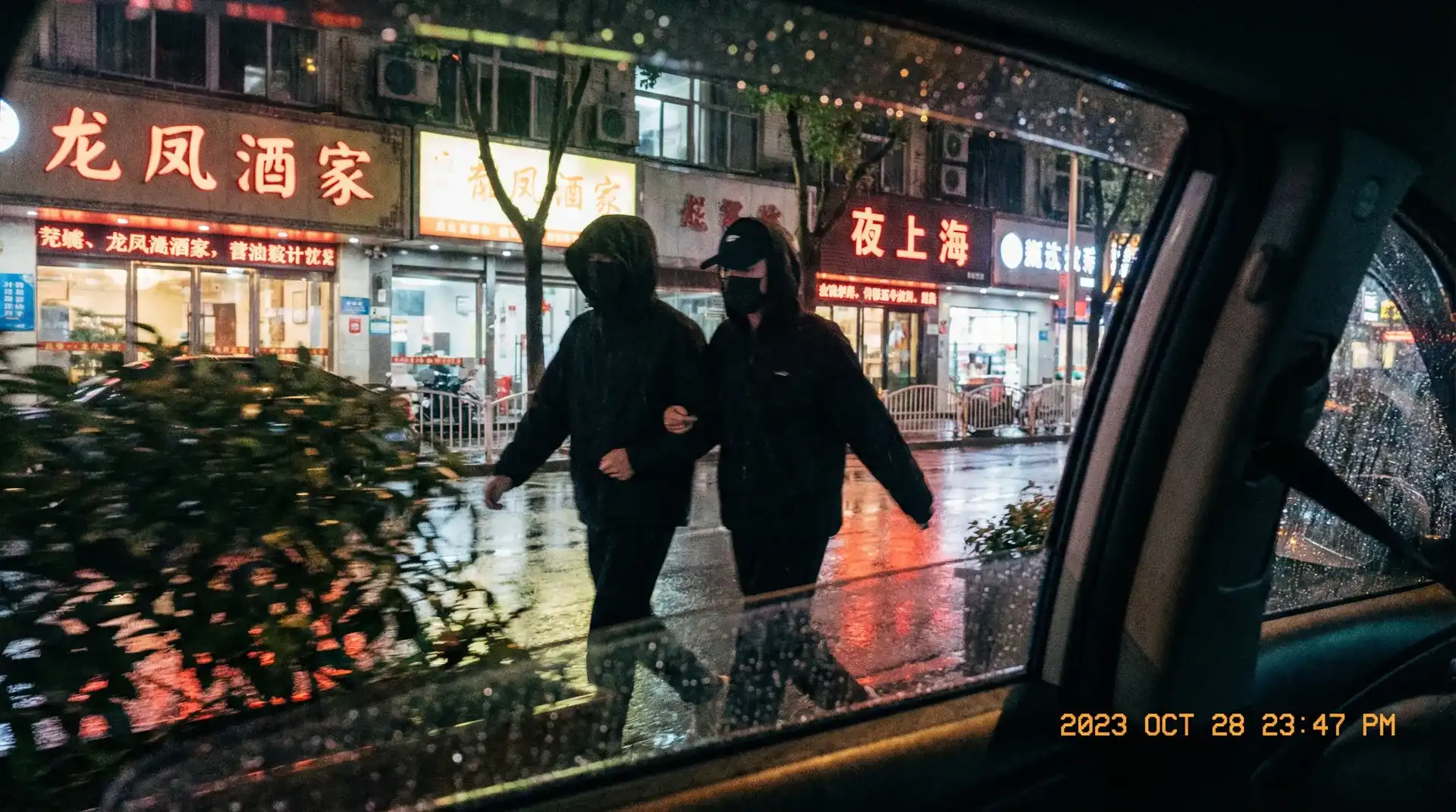 困困狗-困困狗最新爆料与原创精选|困困狗 - 顶流明星深夜密会现场抓拍照片